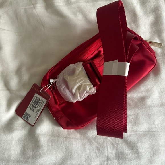 🆕 Lululemon Everywhere Belt Bag New Year Dark Red Gold - Picture 5 of 7